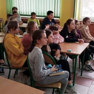 Uczniowie z zainteresowaniem oglądają filmy przygotowane przez Pana Dzielnicowego