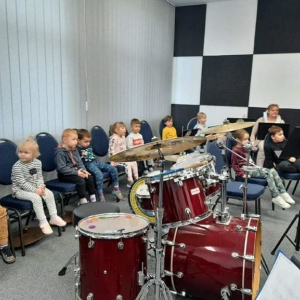 Przedszkolaki w sali muzycznej