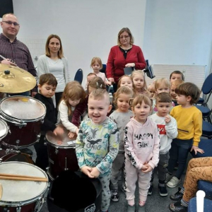 Pan Sylwester prezentuje dzieciom instrumenty muzyczne