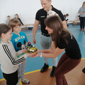 Dzieciaki dziękują za wspaniałą lekcję gimnastyki.