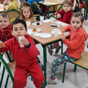 Przedszkolaki zajadają „marchewkowe” przekąski