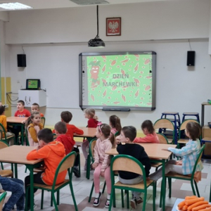 Przedszkolaki oglądają prezentację multimedialną na temat marchewki i zasad zdrowego odżywiania