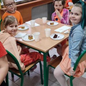 Przedszkolaki zajadają „marchewkowe” przekąski