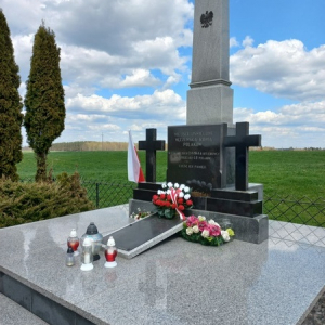 Pomnik 40 Pomordowanych w Krzynowłodze Małej