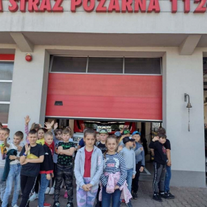 Przed budynkiem Straży Pożarnej.