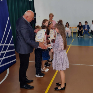 Julia Kordek - uczennica ze Szkoły Podstawowej w Romanach Seborach odbiera wyróżnienie w Gminnym Konkursie Wokalnym.