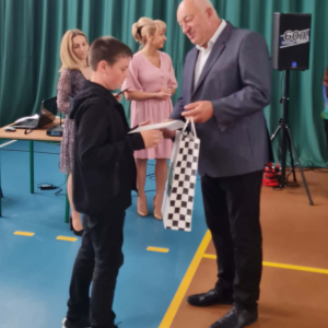 Igor Marchewka – uczeń klasy V ze Szkoły Podstawowej w Romanach – Seborach odbiera wyróżnienie w Gminnym Konkursie Poetyckim.