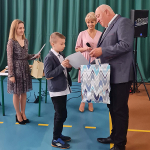 II miejsce - Paweł Wawszczak – uczeń klasy V ze Szkoły Podstawowej w Krzynowłodze Małej odbiera nagrodę