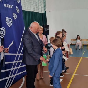 Karol Kawiecki – uczeń klasy IIIa ze Szkoły Podstawowej w Krzynowłodze Małej odbiera nagrodę.