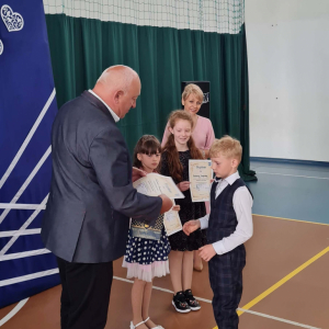 Miłosz Szempliński – uczeń klasy I ze szkoły Podstawowej w Krzynowłodze Małej odbiera nagrodę.