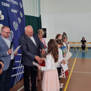 II miejsce – Lena Gadomska – uczennica klasy I ze Szkoły Podstawowej w Romanach-Seborach odbiera nagrodę.
