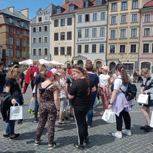 Uczniowie na tle kamieniczek warszawskich