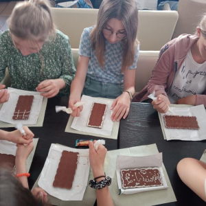Uczniowie zdobią swoje tabliczki czekolady