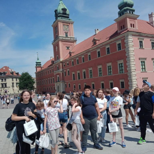 Uczniowie na tle Zamku Królewskiego