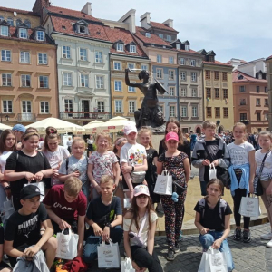 Uczniowie pod Pomnikiem Syrenki Warszawskiej