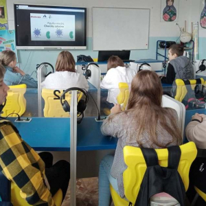 Klasa VII ogląda film edukacyjny dotyczący chorób zakaźnych