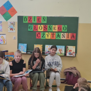 Przedstawicielki Samorządu Uczniowskiego czytają najmłodszym dzieciom w naszej szkole