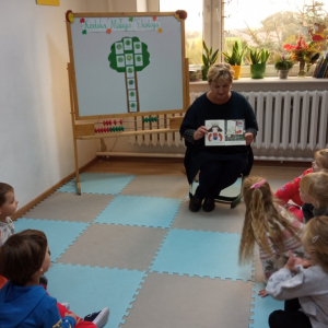 Pani Elżbieta Chmielińska czyta dzieciom z Grupy "Pszczółki"