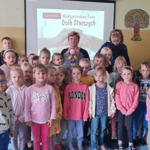 Wspólne zdjęcie przedszkolaków z Panią Jadwigą Antczak i kukiełką Agatką