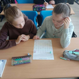 Kasia i Lenka grają w grę Tabliczka Mnożenia
