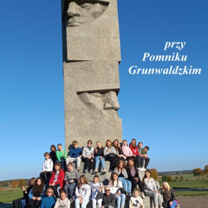 Wspólne zdjęcie pod Pomnikiem Zwycięstwa Grunwaldzkiego