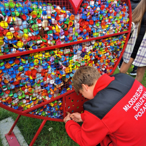 Metalowy pojemnik w kształcie serca na plastikowe nakrętki