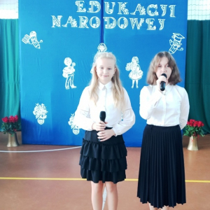 Oliwia i Paulina podczas występu