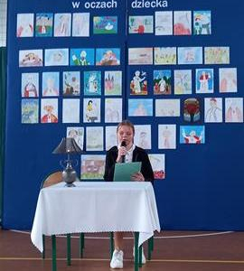 Patrycja z klasy VIIIb czyta przemówienie Ojca świętego „ Wy musicie być stróżami poranka” Poznań 1997r