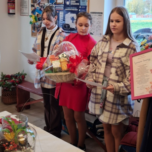 Przedstawicielki Samorządu Uczniowskiego w imieniu całej szkolnej społeczności składają Seniorom życzenia