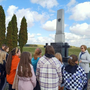 Pani Marzena opowiada historię Pomnika 40 Pomordowanych