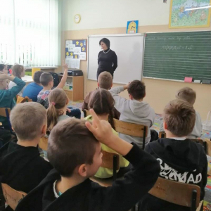 Pani Aleksandra Wiśnicka prowadzi lekcję z uczniami klas III