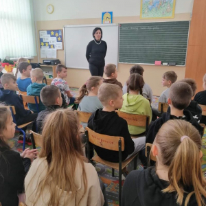 Pani Aleksandra Wiśnicka prowadzi lekcję z uczniami klas III