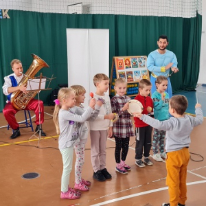 Przedszkolaki w roli aktorów.