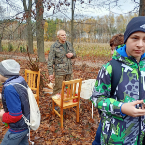 Uczniowie otrzymują bułki, kiełbaski i napoje