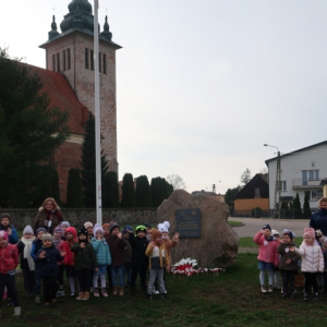 Uczniowie przedszkola udekorowali pomnik biało-czerwonymi serduszkami