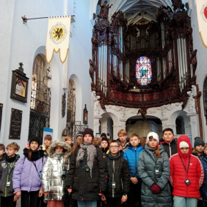 W Katedrze Oliwskiej na tle słynnych organów