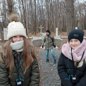 Lena i Laura na cmentarzu obrońców Westerplatte