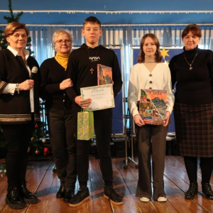 Nagrodzeni uczniowie -Julia Platta i Kacper Smoliński wraz z Panią Dyrektor i opiekunkami konkursowymi.