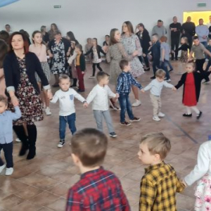 Przedszkolaki bawią się i tańczą na sali gimnastycznej