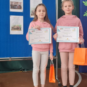 Zwyciężczynie konkursu matematycznego z klasy I - Maja Gadomska i Aniela Strzelecka