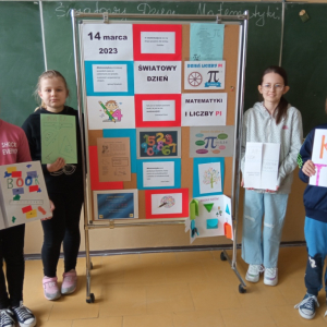 Maja, Oliwia, Lena i Karol z kl.IV a prezentują wykonane własnoręcznie lapbooki matematyczne.