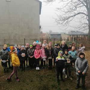 Przy szkole mamy forsycję - już wkrótce pięknie zakwitnie.