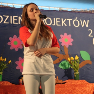 Małgosia Smolińska w piosence "Szukaj mnie"