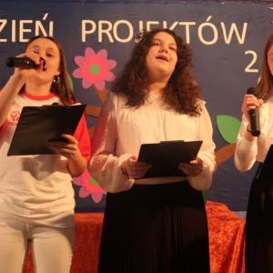 Małgosia Smolińska, Daria Słomkowska i Magda Matuszewska w piosence "Cheri, Cheri Lady"