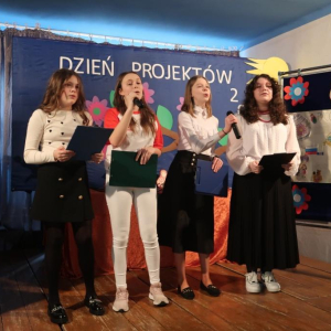 Uczennice:Wiktoria Czaplicka, Małgorzata Smolińska, Magdalena Matuszewska i Daria Słomkowska w piosence "Wiosna"