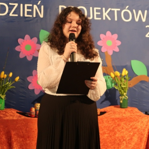 Daria Słomkowska w piosence "Papierowy księżyc"