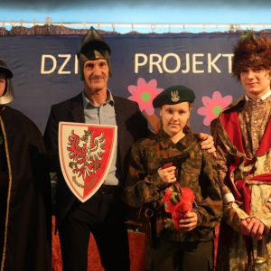 Piotr Borowy, Zuzanna Ostrowska i Błażej Szulc z opiekunem projektu p. Wojciechem Jaworskim