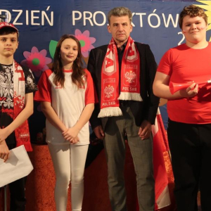 Uczniowie przygotowujący projekt z wychowania fizycznego z Panem Dyrektorem