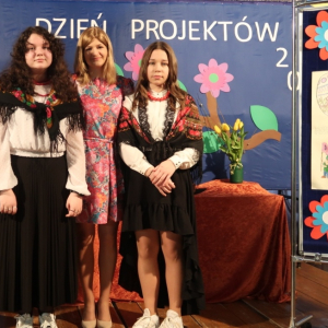 Anna Kunkowska i Daria Słomkowska z opiekunką projektu - p. Edytą Kostrzewą