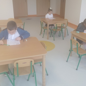 Uczniowie klasy I zmagają się z zadaniami z języka polskiego